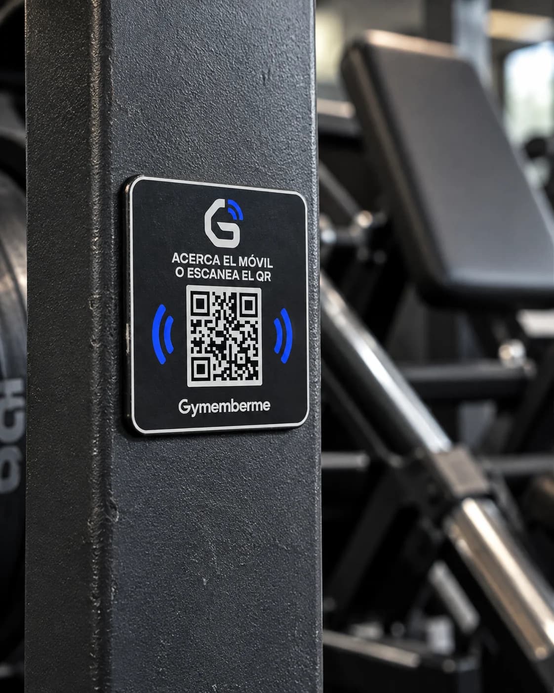 Primer plano de una placa Gymemberme fijada al lateral metálico de una máquina
